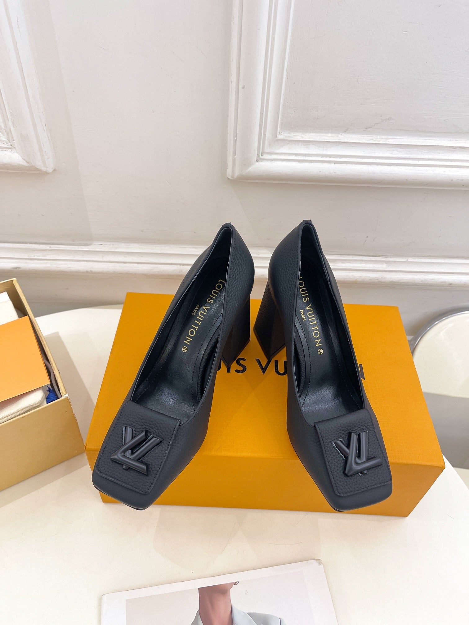 LV BLOCK HEEL PUMPS IN BLACK CALFSKIN