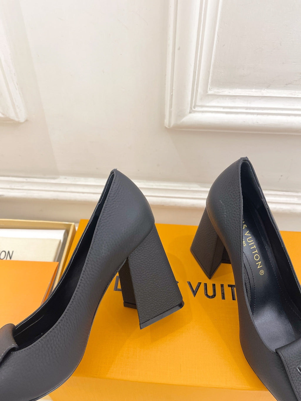 LV BLOCK HEEL PUMPS IN BLACK CALFSKIN