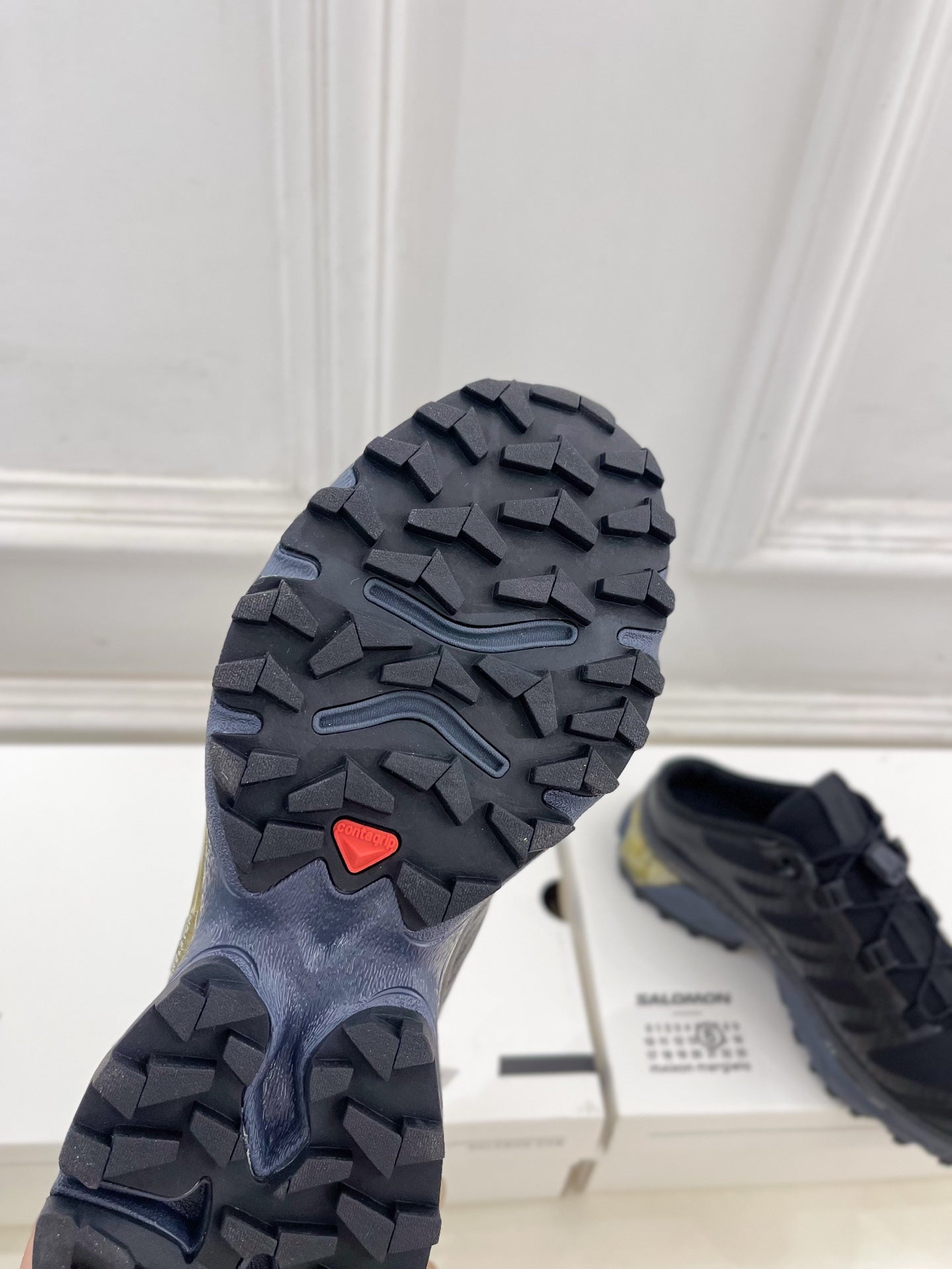 ALO 25S SALOMON XT-6 SNEAKER MULE IN BLACK TPU