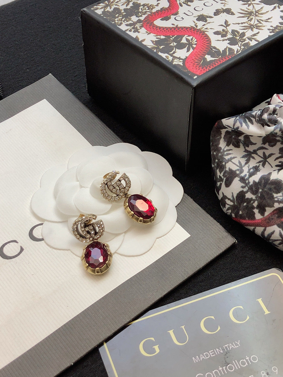 GUCCI 26S DOUBLE G LOGO RED CRYSTAL OVAL DROP EARRINGS IN ANTIQUE GOLD TONE METAL 6290263