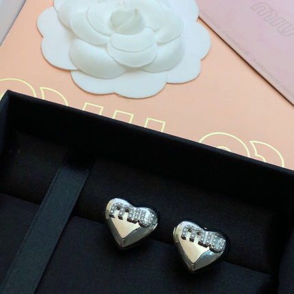 MIUMIU 26S HEART LOGO STUD EARRINGS WITH PEARL DETAILS IN SILVER TONE METAL 630844