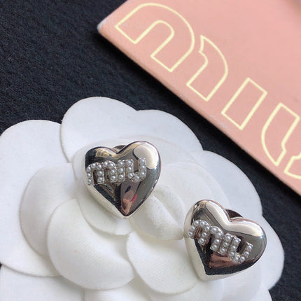 MIUMIU 26S HEART LOGO STUD EARRINGS WITH PEARL DETAILS IN SILVER TONE METAL 630844