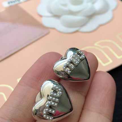 MIUMIU 26S HEART LOGO STUD EARRINGS WITH PEARL DETAILS IN SILVER TONE METAL 630844