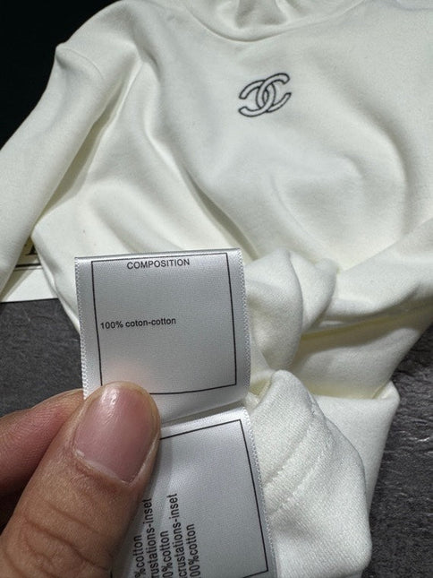 CHANEL 25S LONG-SLEEVE FLEECE-LINED T-SHIRT 613